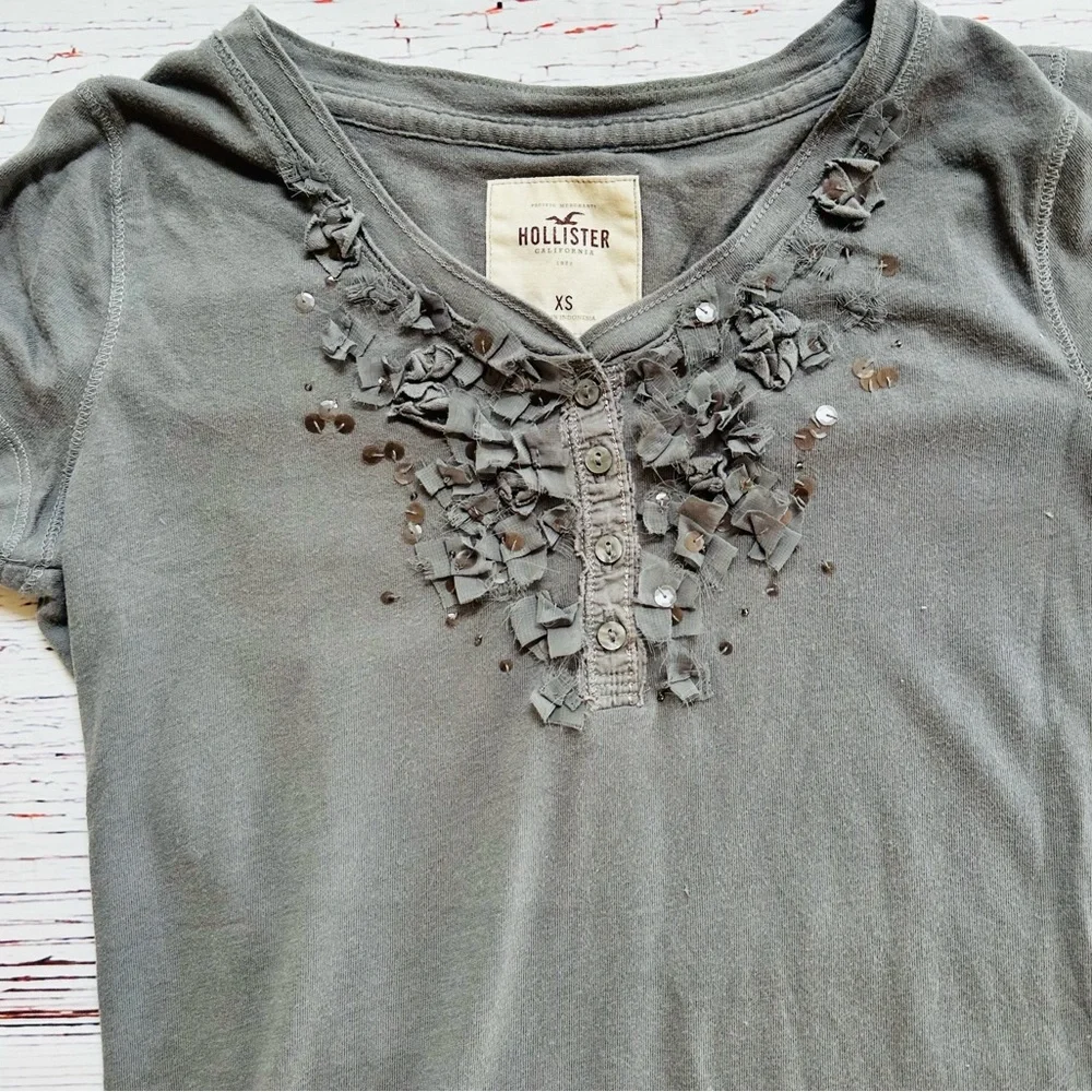 Hollister Gray T shirt! Size XS